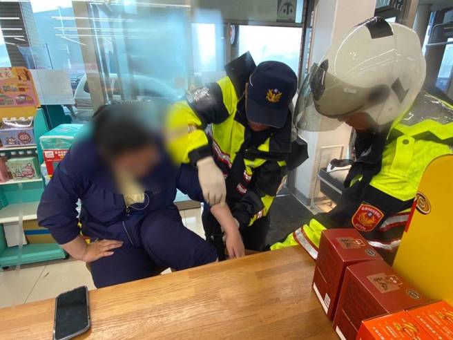 受伤女子因无法步行，员警霸起将其背上警车火速就医，幸好并无大碍。(戴志扬翻摄)