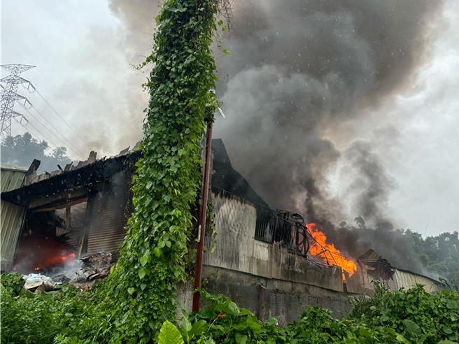 新北市五股区下午发生火警，2间砖造铁皮屋全面燃烧。（消防局提供）