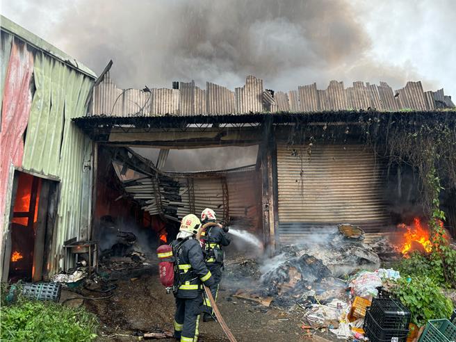 警消获报后到场灌救。（消防局提供）