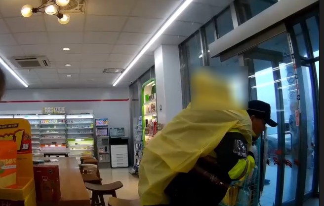 受伤女子因无法步行，员警霸起将其背上警车火速就医，幸好并无大碍。(戴志扬翻摄)