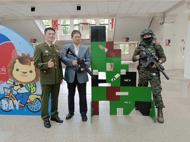 新竹县长杨文科（左二）邀请民眾来参加双十升旗，还有限量小礼可索取。（邱立雅摄）