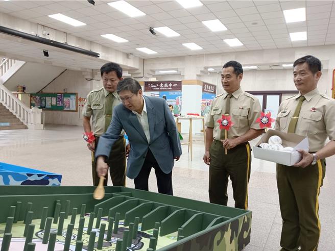 新竹县长杨文科（左二）试玩大型弹珠台，想玩的人双十节在县府也玩得到喔！（邱立雅摄）