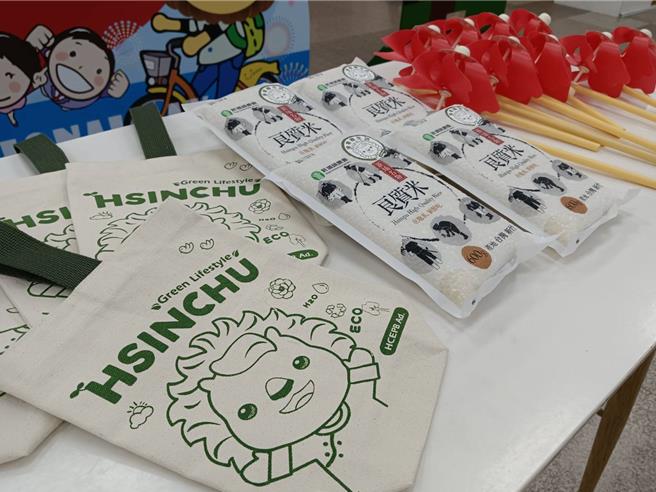 新竹县双十升旗小礼有白米、国旗风车以及皮皮狮图案提袋，很可爱耶想要！（邱立雅摄）