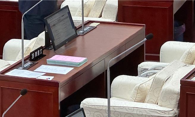 歷经台智光案争议，因涉嫌收贿遭检调羁押的国民党议员陈重文，在台北市议会开议前一天，由法官裁定以800万元交保。陈重文本人4日上午也现身议会签到，但随即离开并未参与后续会议。（丁上程摄）