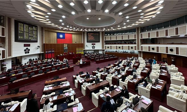 台北市议会4日下午开议，其中在委员会抽籤过程，仍延续过往传统，工务委员会仍是最为抢手的委员会，总共有多达25位议员将工务委员会列为第一志愿。（丁上程摄）