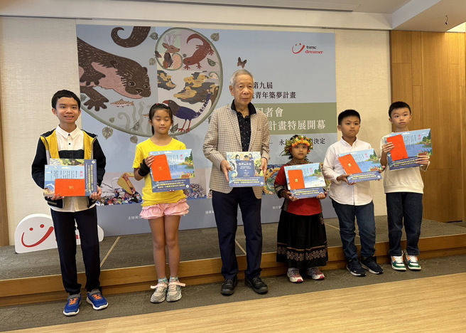 曾繁城今日以台積電文教基金會董事長身分，出席「2024第九屆台積電青年築夢計畫」啟動記者會。楊文琪攝影