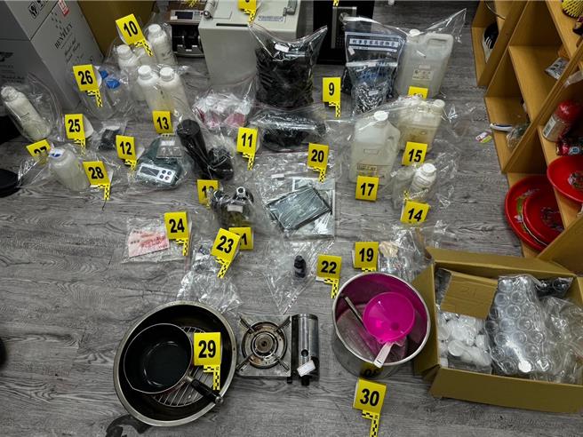 警方查扣異丙帕酯、依托咪酯原料粉共3包（總毛重323.5公克）、依托咪酯類煙油半成品9瓶（總毛重613.5公克）、依托咪酯煙彈成品、丙二醇、調和香精、攪拌器、研磨器等贓證物。（翻攝照片／林郁平台北傳真）