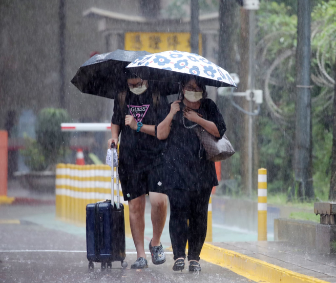 山陀兒颱風來襲，全台不少縣市放假。（示意圖，劉宗龍攝）