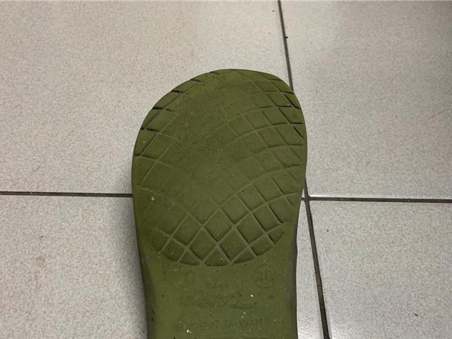 眼镜行老板娘洗骑楼地板害路过的警员滑倒摔断腿，法院审理后认为警员有喝酒，鞋底又磨平，应负三成责任。（示意图／郭良杰摄）