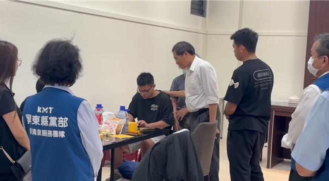 對東港安泰醫院9死事件，榮譽院長蘇清泉4日一早逐一慰問罹難者家屬，他承諾，最終責任由他負責。（民眾提供／謝佳潾屏東傳真）