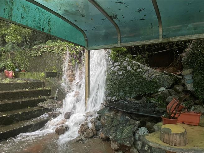 三芝横山国小因紧邻山坡，大量雨水流进校园，校方下午紧急撤离学生返家。（教育局提供）