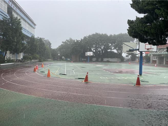 经学校行政人员整理，学校操场已经清理完毕。（教育局提供）