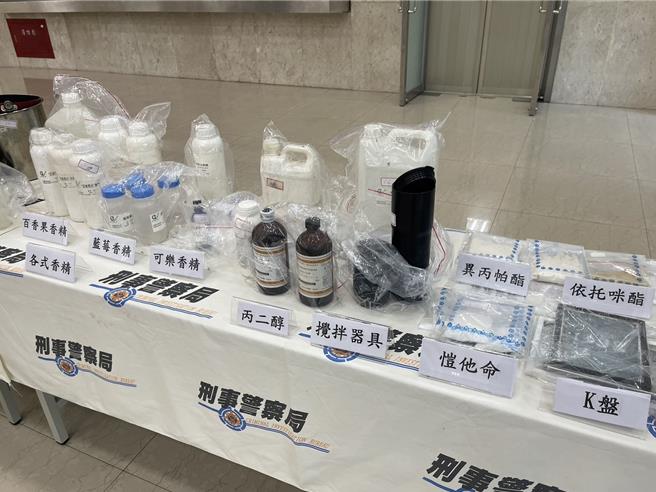 警方查获丧尸烟弹原料、制造工具等赃证物。（翻摄照片／林郁平台北传真）