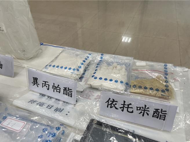 警方查获丧尸烟弹原料、制造工具等赃证物。（翻摄照片／林郁平台北传真）