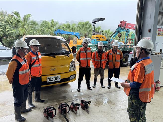 颱风重创高雄，新北市府派出76人及轻重机具赶赴高雄救灾。（新北市政府提供）