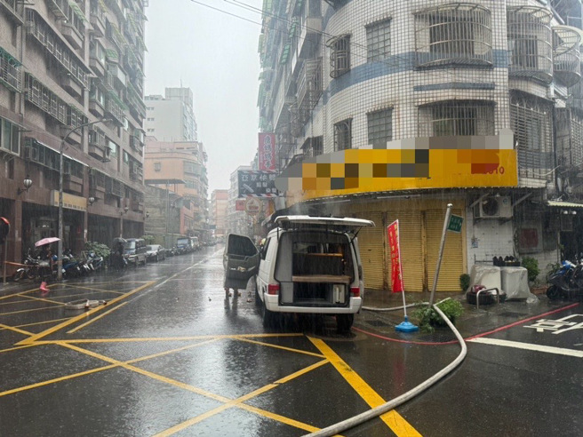 4日下午芦洲仁爱路与民族路口，发生一辆改装露营车起火燃烧意外，车辆驾驶是艺人凤小岳，所幸无人员伤亡。（翻摄画面）