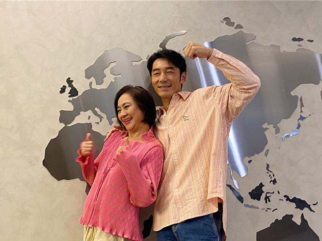 ▲《华丽计程车行》杨丽音（左起）、李李仁出席LINE TV金钟入围茶会。（图／记者林奕如摄影）