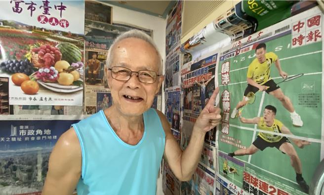 80岁郑龙夫靠低收入补助等扶助维生，生活捉襟见肘，但仍省吃俭用，每月捐出600元照顾弱势。他乐观知足、享受精简人生，关心运动赛事等新闻，还收藏《中国时报》巴黎奥运金牌珍藏版，他感恩地说：「为善最乐，我够用就好！」（陈淑芬摄）