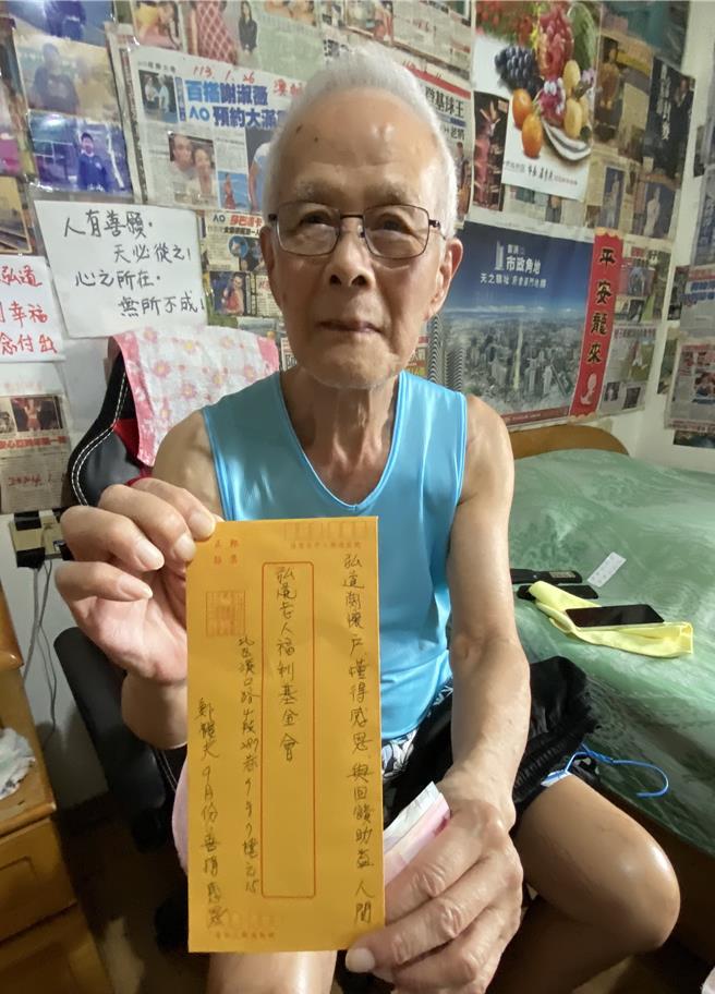 「这是我微薄的善意！」80岁郑龙夫靠低收等扶助维生，生活捉襟见肘，但仍省吃俭用，每月捐出600元照顾弱势，他感恩地说：「为善最乐，我够用就好！」（陈淑芬摄）