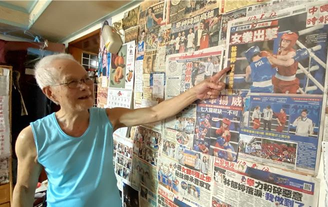 80岁郑龙夫靠低收入补助等扶助维生，生活捉襟见肘，但仍省吃俭用，每月捐出600元照顾弱势。他乐观知足、享受精简人生，关心运动赛事等新闻，还收藏《中国时报》巴黎奥运金牌珍藏版，他感恩地说：「为善最乐，我够用就好！」（陈淑芬摄）