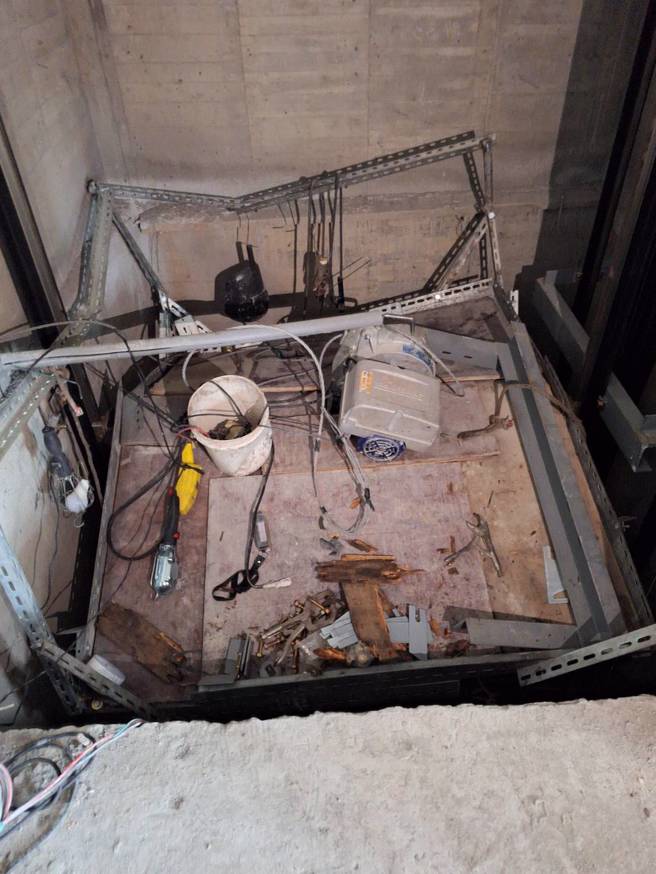 新北市莺歌区大湖路上的新建案，4日下午发生工安意外，电梯突然坠落，导致两名工人受伤送医。（翻摄画面）