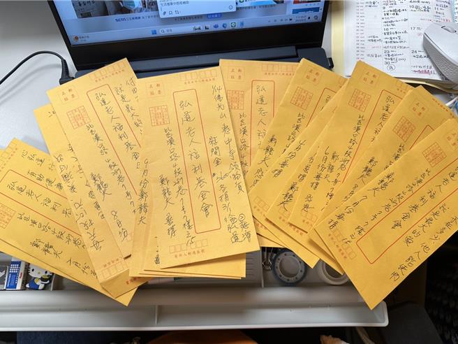 「这是我微薄的善意！」80岁郑龙夫靠低收等扶助维生，生活捉襟见肘，但仍省吃俭用，每月捐出600元照顾弱势，他感恩地说：「为善最乐，我够用就好！」，根据弘道基金会统计，至今已捐出1万多元。（弘道基金会提供／陈淑芬台中传真）