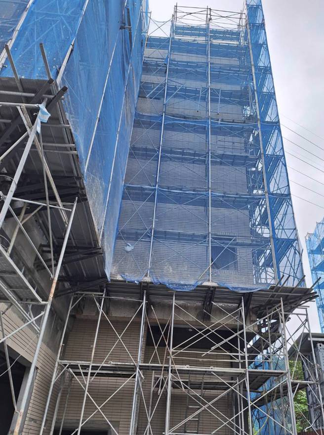 新北市莺歌区大湖路上的新建案，4日下午发生工安意外，电梯突然坠落，导致两名工人受伤送医。（翻摄画面）