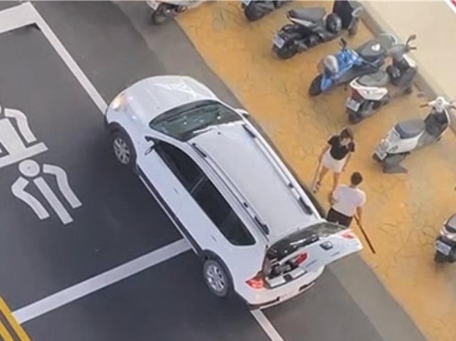 民眾拍下一对男女在彰化市崙平北路超商前分持铝棒对峙的画面。（翻摄脸书社团「社会事新闻影音」／孙英哲彰化传真〉