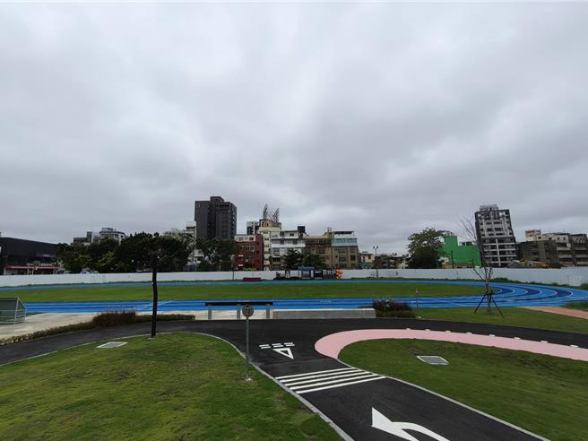 新竹市政府编列2042万元经费，整建竹莲国小操场并新建自行车练习场，于今年1月动工后，4日正式启用。（王惠慧摄）