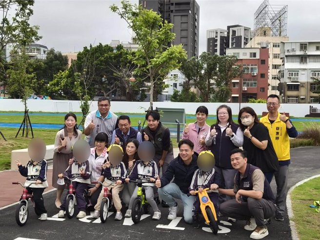 新竹市政府编列2042万元经费，整建竹莲国小操场并新建自行车练习场，于今年1月动工后，4日正式启用。（王惠慧摄）
