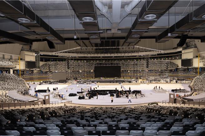 「113年國慶晚會」明（5）日將在台北大巨蛋舉行，台北市觀傳局特別提醒，入場觀眾請攜帶票券、身分證件並配合安檢。圖為現場場佈狀況。（圖／台北市府）