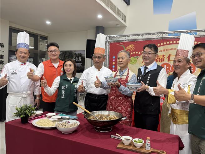 副祕書長尤天厚(右四)示範打滷麵，宣揚傳統美味。（曹婷婷攝）