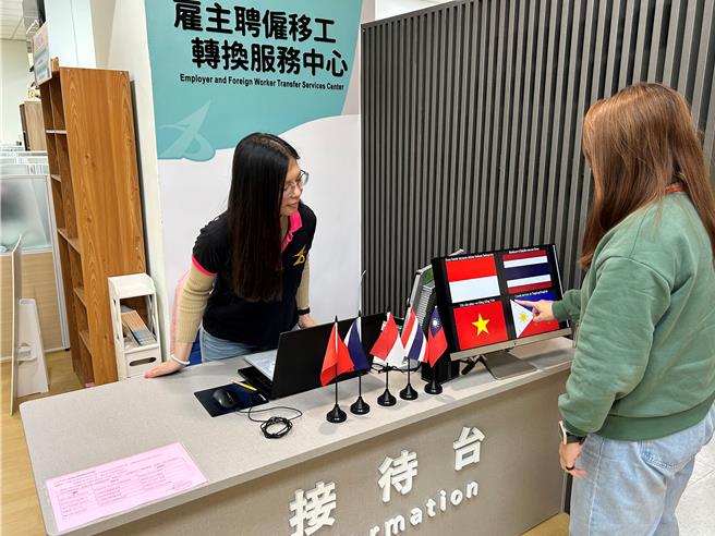 中彰投分署雇主聘僱移工轉換服務中心提供移工四國雙語的一案到底專人服務。（中彰投分署提供）