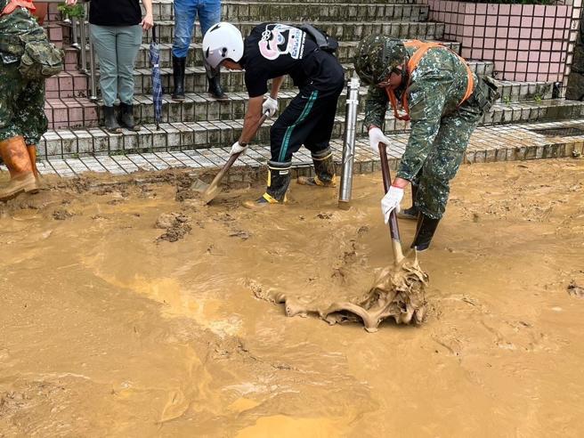 第3作戰區官兵協力基隆地區道路清淤作業。（第3作戰區提供）