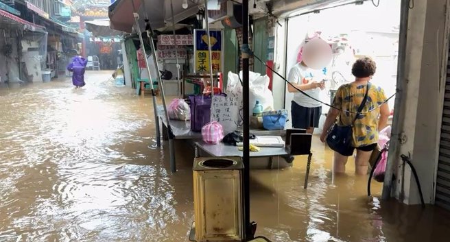 金山市區水深已及膝蓋。（民眾提供）