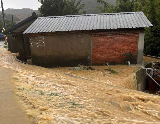 新北万里旧台二线泥水窜流，居民吓到不敢回家。（图／市议员张锦豪提供）