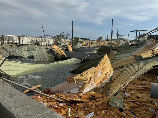 鐵皮、泡棉等雜物全都泡進養殖池內。（洪靖宜攝）