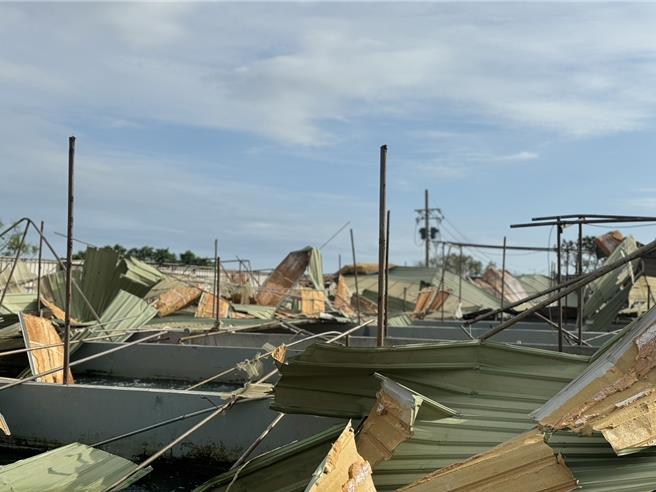 鐵皮、泡棉等雜物全都泡進養殖池內。（洪靖宜攝）