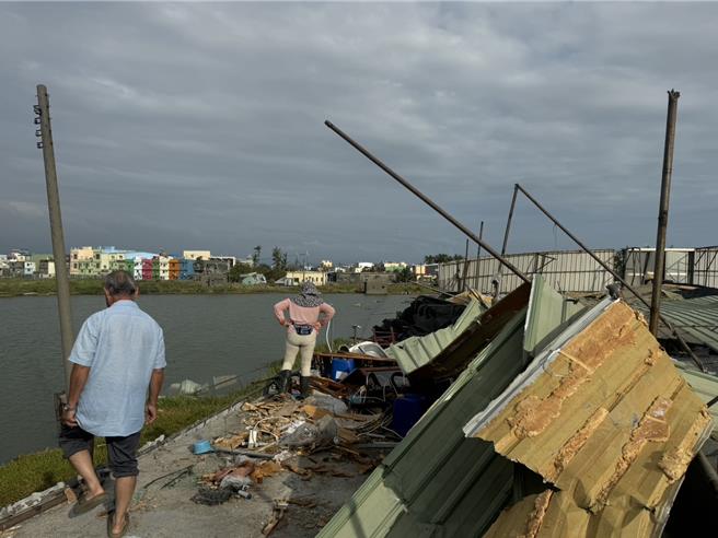 養殖業者無奈，原本搭給員工休息的空間也已看不出原貌，。（洪靖宜攝）