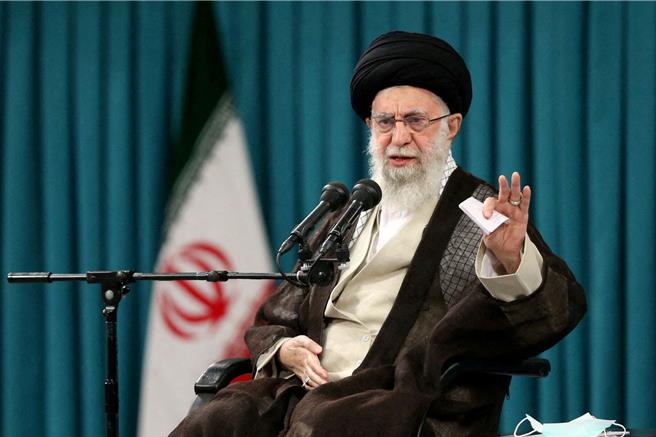 哈米尼也表示，伊朗近期针对以色列的军事行动，是对以色列的「最小惩罚」，如果有必要的话，伊朗将在未来继续进行此类行动。（路透社）