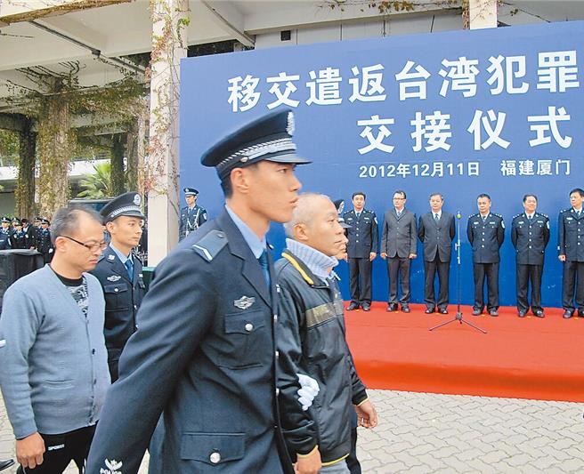 海基会秘书长罗文嘉表示，陆方片面且选择性地停止两岸共打机制。图为2012年大陆公安押解26名台湾嫌犯交接给我方遣返回台。（图／中新社资料照）