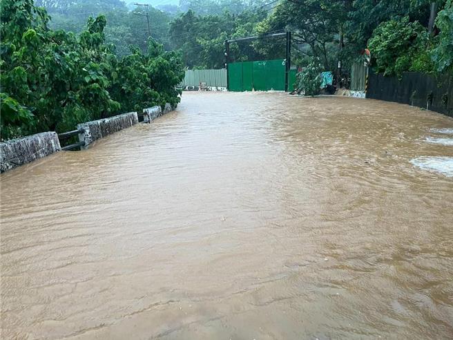 頂田寮路往山海關馬場下方淹水。（取自淡水區公所臉書）