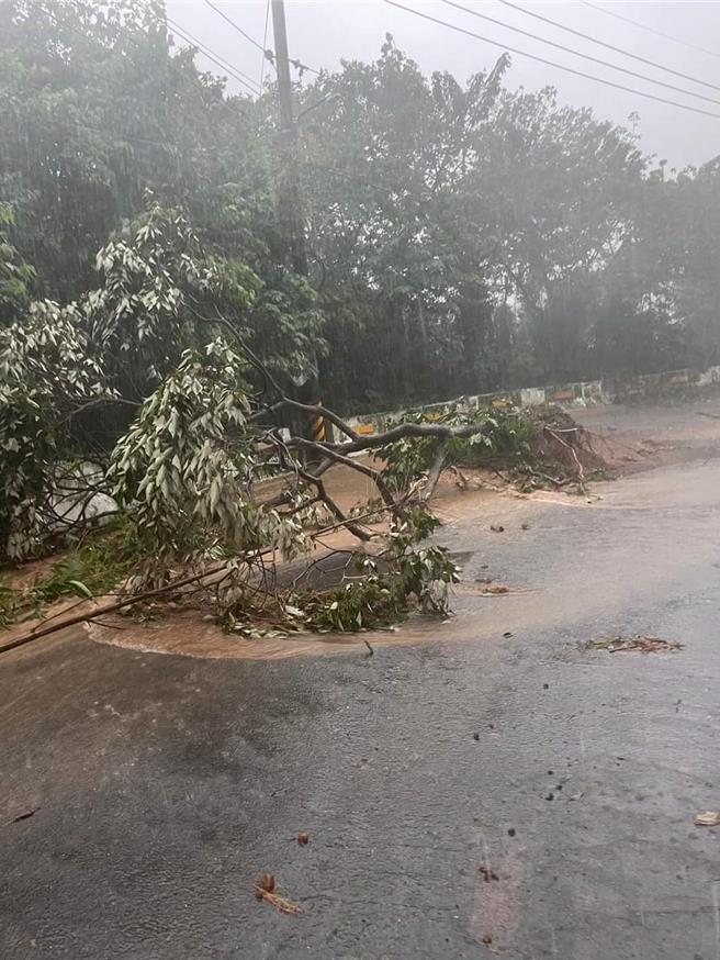 中和里12-2前淹水，土石崩落。（取自淡水區公所臉書）