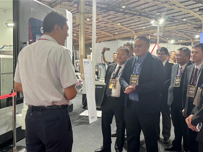 「2024台中AI工具机暨自动化展」4日至7日连4天在台中国际展览馆盛大开展，由中国时报副社长兼工商时报业务部总经理王儒哲与台中市副市长郑照新等人剪彩后进行厂商巡礼。（潘虹恩摄）