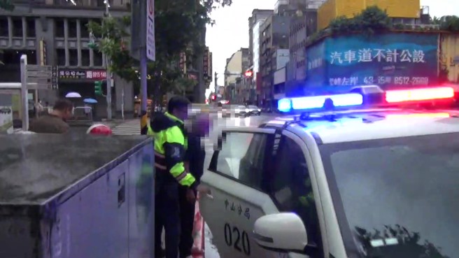 警方于本（4）日15时50分于大同区重庆北路、民生西路口发现涉案人陈男并当场予以拦查，经初步了解，双方为行进间碰触引发纠纷所致，全案依伤害、杀人未遂罪移送侦办。（图／简铭柱翻摄）