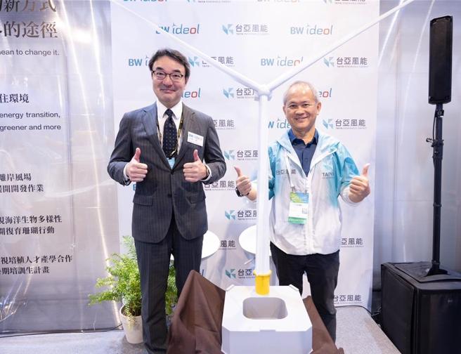 BW Ideol 亚洲区业务开发经理山田睦（左）、台亚风能董事长吴坤达（右）与「阻尼池®」(Damping Pool®)浮动式基础模型合影。图／台亚风能提供