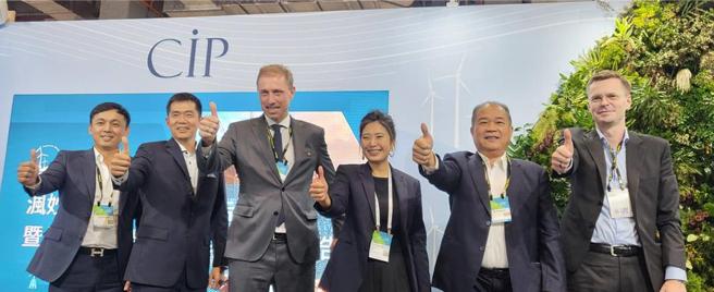 CIP和世紀風電共同展示世紀擎天塔建設，有信心風妙風場如期併網。圖／呂雪彗