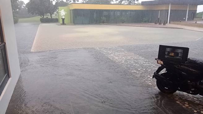 朱铭美术馆内多处淹水，很多展出的艺术品都泡在水中。（翻摄画面）