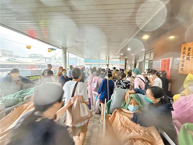 安泰医院全面疏散患者及医护人员，仍造成9死，上百人在狂风暴雨中等待转院。（本报资料照）