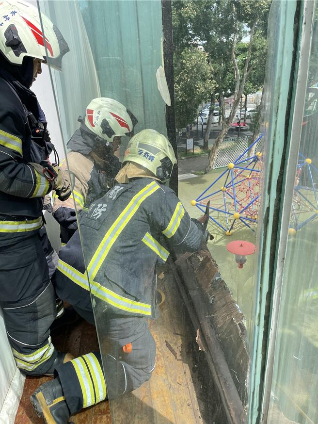 颱风山陀儿导致桃园市妇女馆受害，日前发现国际演艺厅舞台后方落地窗出现破损。而原定5日在妇女馆演出的《说唱Bilingual，予你「笑．尬．併轨」》也被迫延期，预计10月27日演出。（翻摄照片）